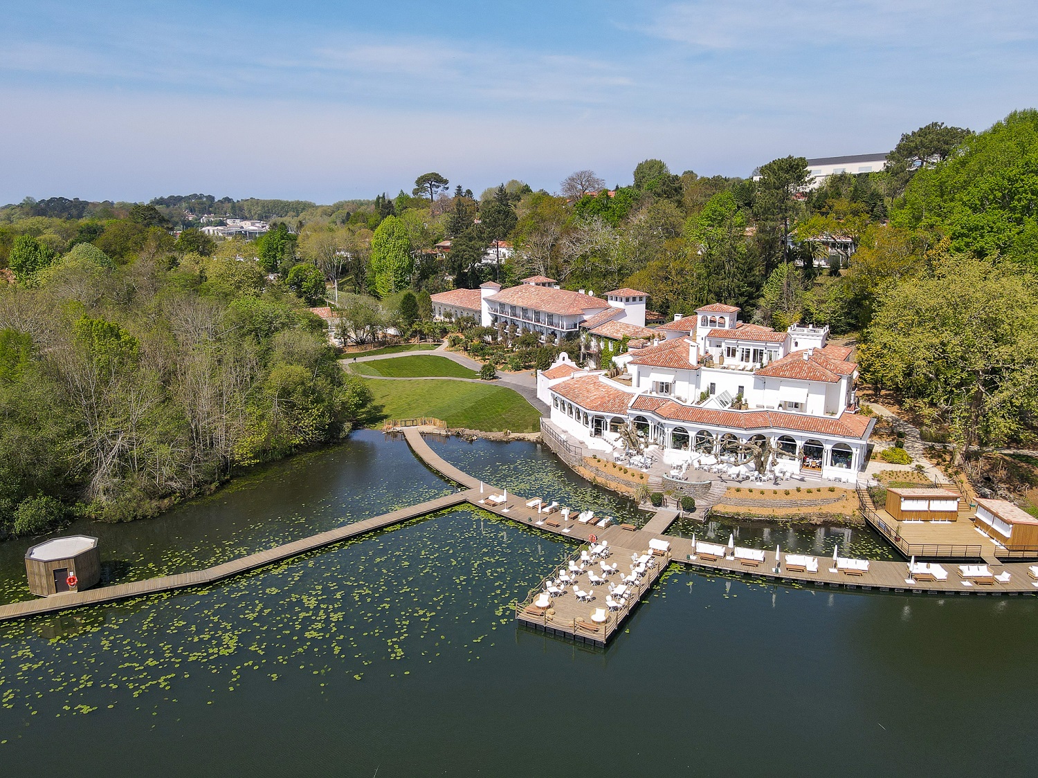 Brindos, Lac & Château